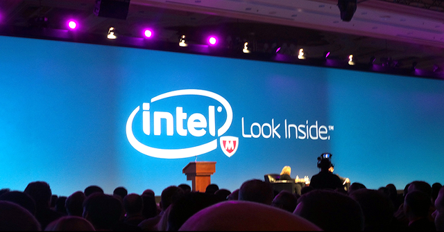 Logo McAfee xuất hiện khiêm nhường dưới cái bóng quá lớn của Intel trong sự kiện CES 2014.