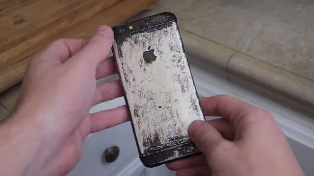 Chiếc iPhone 6 loang lổ sau khi bị đun sôi cùng Coca.