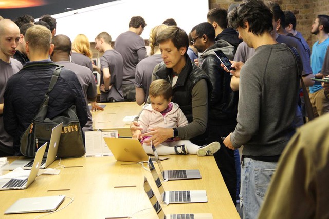 Một cậu nhóc cũng được bố đưa đi trải nghiệm các sản phẩm của Apple.