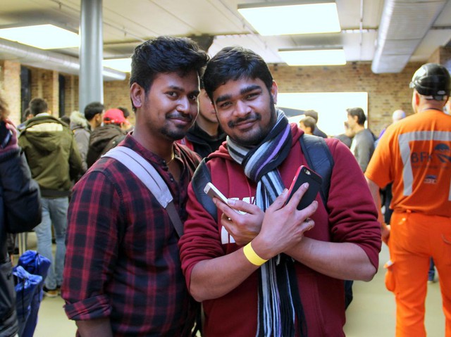  Sudhakar (trái) và Sam (bên phải) đã xếp hàng từ 6h tối hôm trước để mua iPhone mới. 