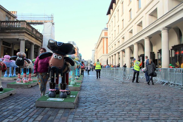  Apple Store Covent Garden tại Anh chỉ có vài người xếp hàng từ sớm trong khi lực lượng bảo vệ đã túc trực tại đây từ sáng sớm cho tới khi lượng người xếp hàng bắt đầu đông lên từ khoảng 8h sáng. 