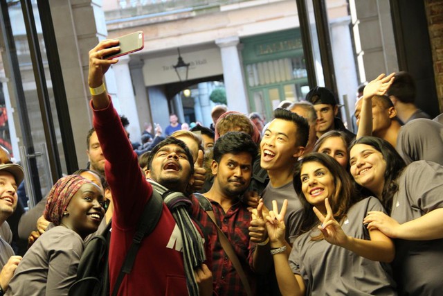  Các nhân viên Apple Store cũng rất thân thiện chụp ảnh selfie cùng với người mua hàng. 