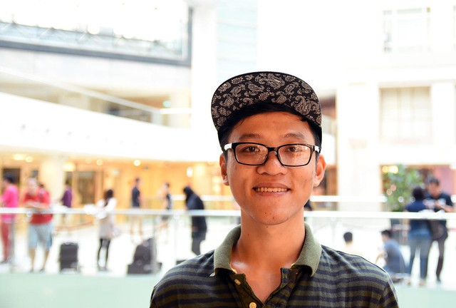 Nguyễn Duy Hiền, một cậu sinh viên 26 tuổi đã bay từ Việt Nam sang Singapore để mua iPhone mới. Anh cũng đợi từ lúc nửa đêm tới sáng hôm sau để mua được chiếc iPhone mới.