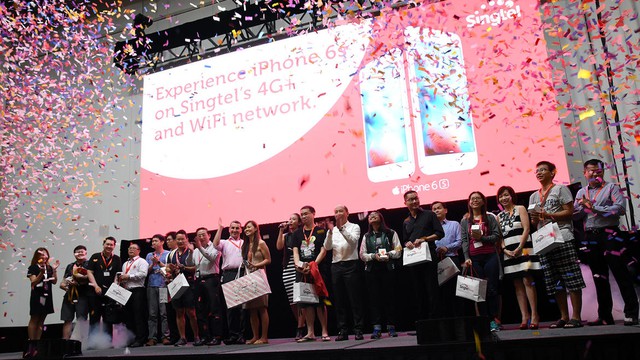  Daryl Lee (ở giữa đang cầm trên tay chiếc áo đỏ) là người đầu tiên trong dòng người tại Singapore được nâng cấp lên iPhone 6s. 