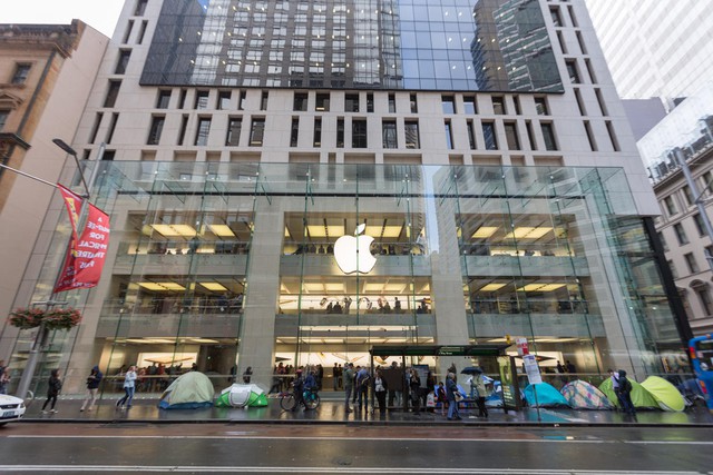 Mặc dù trời mưa gió nhưng không làm nhụt đi quyết tâm sở hữu những chiếc iPhone mới của nhiều người tại Apple Store nước Úc. Đây là Apple Store đầu tiên trên thế giới mở bán iPhone mới.
