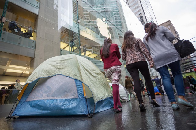 Rất nhiều lều trại đã được dựng lên ngay trước cửa Apple Store tại Sydney, Úc.