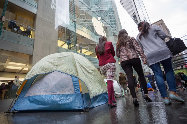  Rất nhiều lều trại đã được dựng lên ngay trước cửa Apple Store tại Sydney, Úc. 