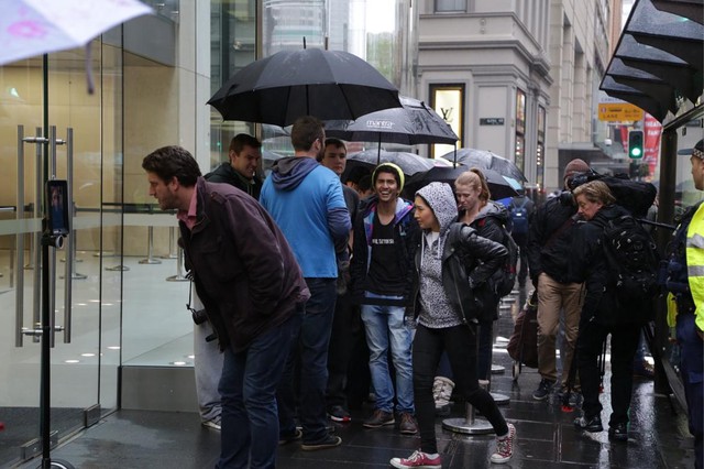  Lượng người đông đảo xếp hàng chờ trước cửa Apple Store tại Úc. 