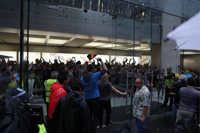  Apple Store tại Sydney, Úc chính thức mở cửa trước sự reo hò của rất đông nhân viên Apple. 