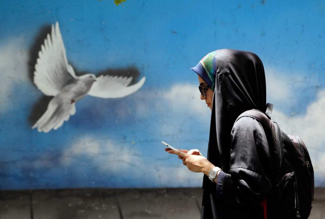 Một cô gái trẻ Iran đang đi trên phố