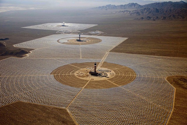  Quang cảnh nhà máy điện mặt trời lớn nhất thế giới. 