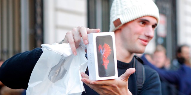 iPhone của Apple là một trong số hàng trăm mặt hàng do Liam Casey sản xuất. 