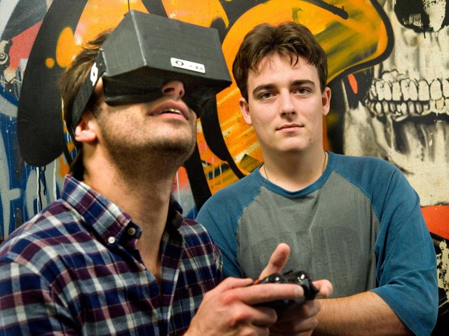  Sau mọi chuyện, Palmer Luckey vẫn chỉ là một cậu thanh niên khiêm tốn và... hay xấu hổ. 