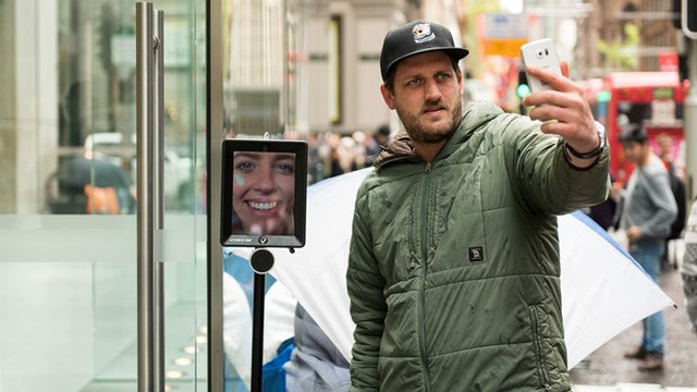  Nhiều người xếp hàng mua iPhone hào hứng chụp hình chung với robot Lucy. Ảnh: Mashable. 