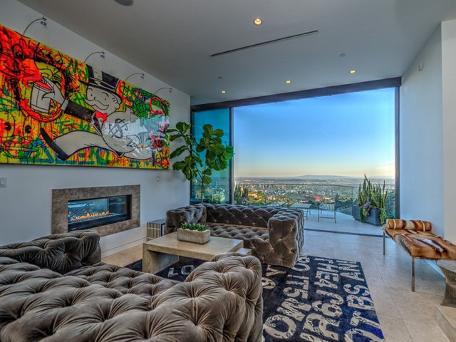 Căn hộ của Maron nằm ở Hollywood Hills và có tầm nhìn ra cả Los Angeles.