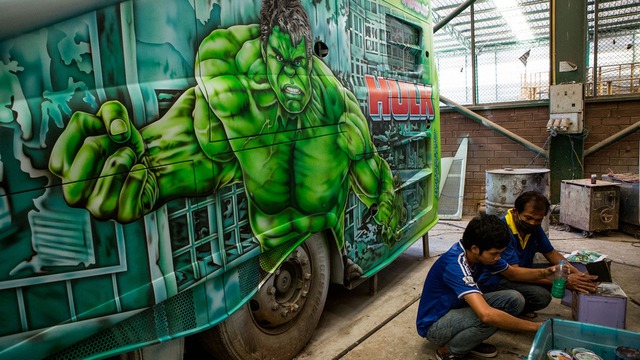 Một chiếc xe buýt với nhân vật Hulk quen thuộc.