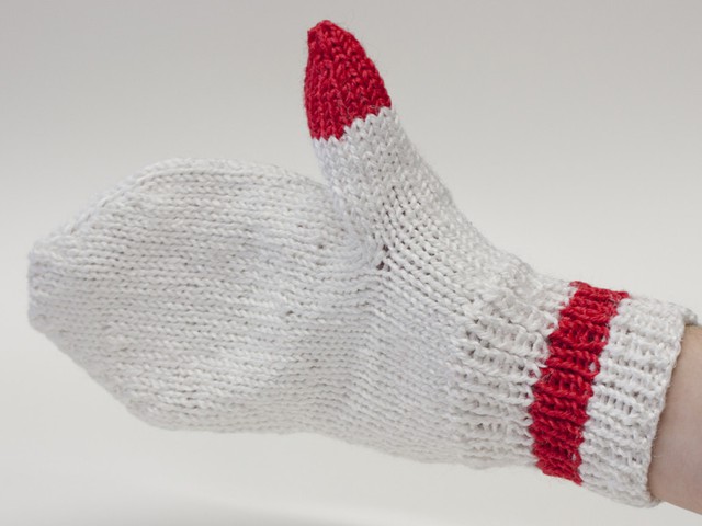 Chiếc găng tay đầu tiên được làm từ sợi len mới.