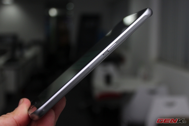Khung kim loại trên Galaxy S6.