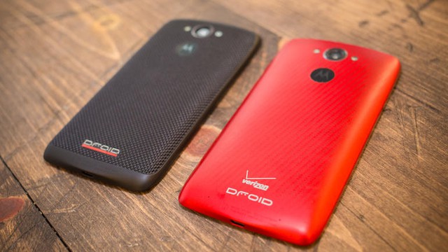 Droid Turbo (bên trái) với mặt lưng bằng sợi Kevlar siêu bền.