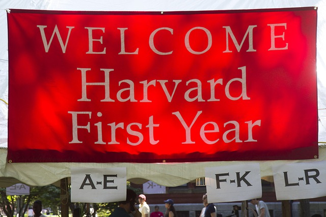 Con số về tuyển dụng: Harvard chỉ nhận 7,2% số lượng đơn ứng tuyển hàng năm, chỉ có 2% số sinh viên trong suốt lịch sử Harvard bị buộc thôi học.