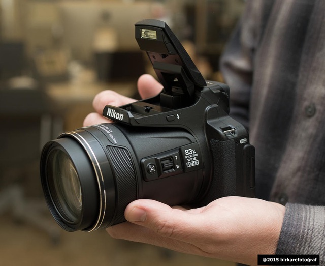 Nikon Coolpix P900 nhỏ gọn trên tay người dùng.