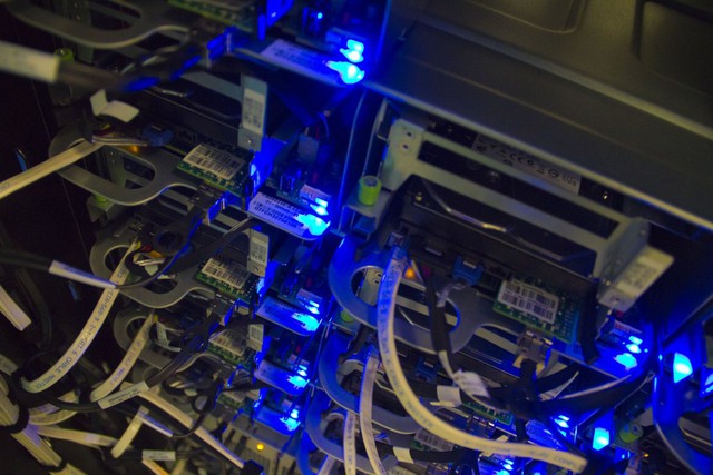 Trung tâm dữ liệu đầu tiên của Facebook ở Prinevill sử dụng tới 1.500km cáp và dây điện