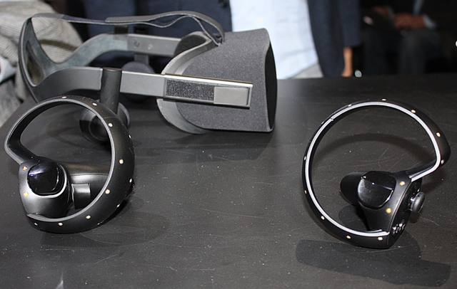 Bộ thiết bị hoàn chỉnh: 1 kích Oculus Rift, 2 tay cầm Oculus Touch.