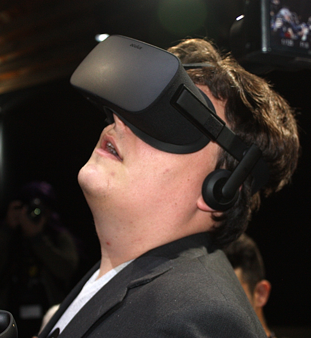 Một vị khách tham dự đang thử nghiệm Oculus Rift.