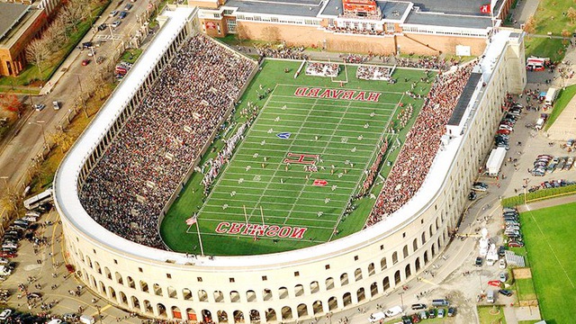 Sân thể dục của Harvard là công trình bê tông cốt thép đầu tiên trên thế giới, chi phí xây dựng của nó là 310 nghìn USD.