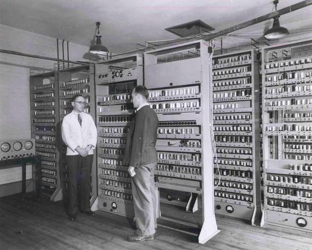 Máy tính ngày xưa có kích thước khổng lồ ngang với những siêu máy tính hiện nay trên thế giới. Tuy nhiên thời điểm đó, chúng chỉ là những máy tính thông thường. Trong ảnh là máy tính đầu tiên EDSAC được chế tạo tại Anh vào năm 1946 có thể xử lý được các phép tính cơ bản.