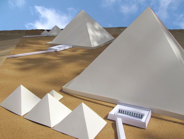 Các kim tự tháp nguyên bản với màu trắng