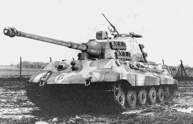 Tiger II nặng gần bảy mươi mốt tấn, được bảo vệ bởi giáp phía trước dày 100 đến 180 mm, và được trang bị pháo 88 mm Kampfwagenkanone 43 L/71 tuy mạnh như mãnh hổ nhưng đắt đỏ và sản xuất khó khăn 