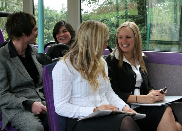 Phương tiện c&ocirc;ng cộng gi&uacute;p bạn h&ograve;a đồng hơn