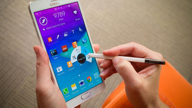 Khung viền bằng kim loại cao cấp của Galaxy Note 4.