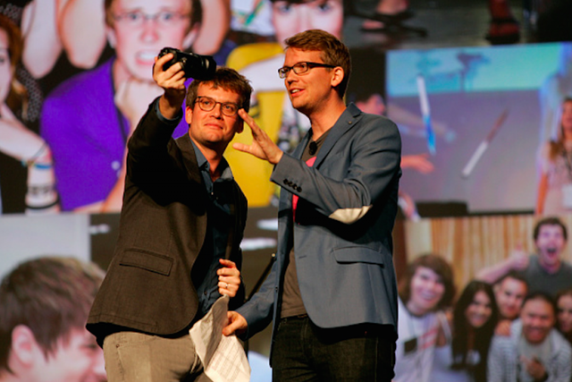 John Green (trái) và Hank Green (phải), đồng sáng lập của trang chia sẻ video trực tuyến mới nổi Vidcon và kênh YouTube VlogBrothers.