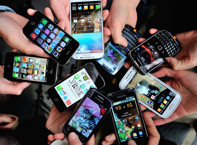 Smartphone đang có trên thị trường với đủ kiểu dáng và kích thước.