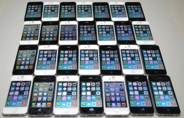 28 chiếc iPhone vẫn hoạt động bình thường (ảnh từ clip) 