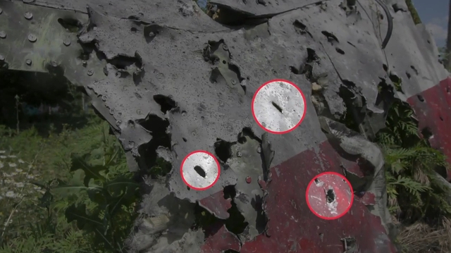  Dấu vết trên MH17 cho thấy dường như những lỗ thủng này bị gây ra bởi loại tên lửa 9M38 thế hệ cũ 