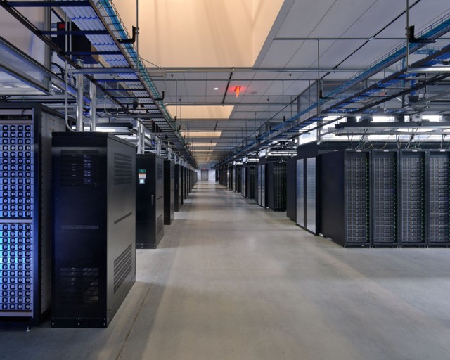  Trung tâm dữ liệu của Facebook tại Thụy Điển, nơi xử lý hơn 10 nghìn tỉ truy vấn mỗi ngày. 