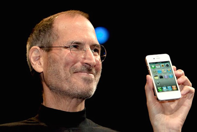 Steve Jobs lộ rõ vẻ tự hào và hạnh phúc với đứa con cưng.