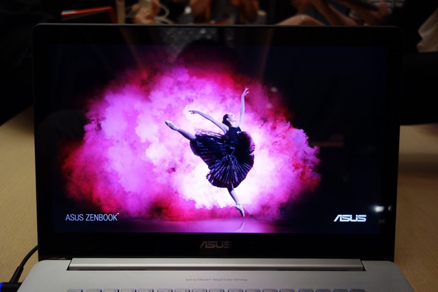 ASUS ZENBOOK NX500 với màn hình độ phân giải 4K mang lại hình ảnh thực sự tuyệt vời