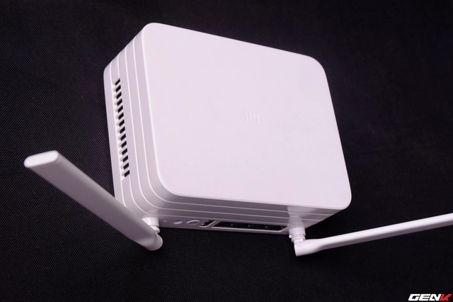 2 râu anten của router đóng vai trò thu phát sóng có thể điều chỉnh theo các hướng lên xuống, xa gần để phù hợp với cấu trúc nhà bạn cũng như vị trí đặt router 2 râu anten của router đóng vai trò thu phát sóng có thể điều chỉnh theo các hướng lên xuống, xa gần để phù hợp với cấu trúc nhà bạn cũng như vị trí đặt router