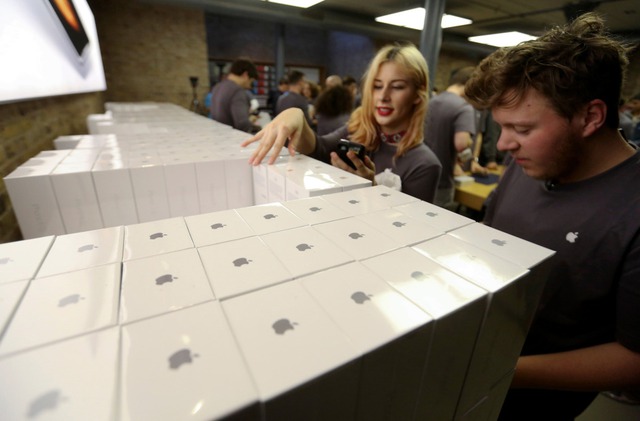  Nhân viên Apple Store tại Sydney, Úc đang kiểm kê lại lượng hàng iPhone mới. 