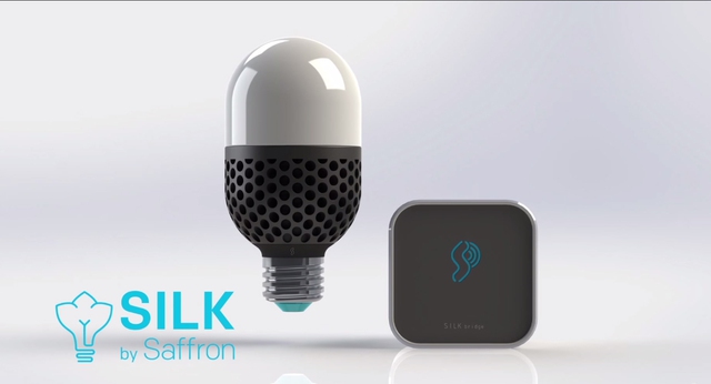 Bộ dụng cụ chiếu sáng gồm 1 bóng Silk Light và cục phát Wifi chỉ có giá 99 USD.