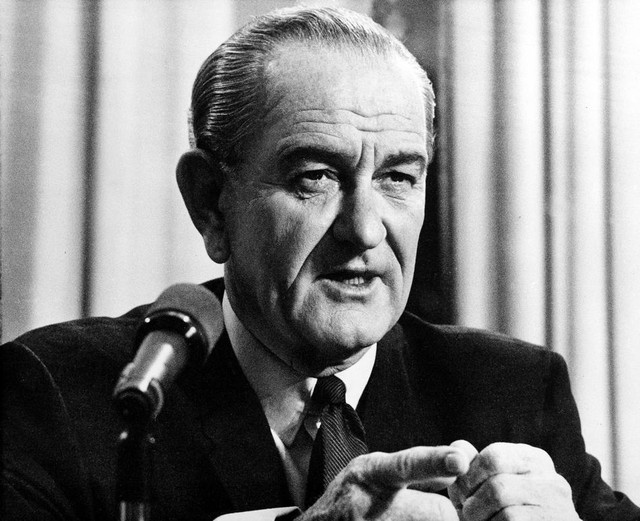 Tổng thống Lyndon Johnson sử dụng SM57 trong một bài phát biểu của mình.