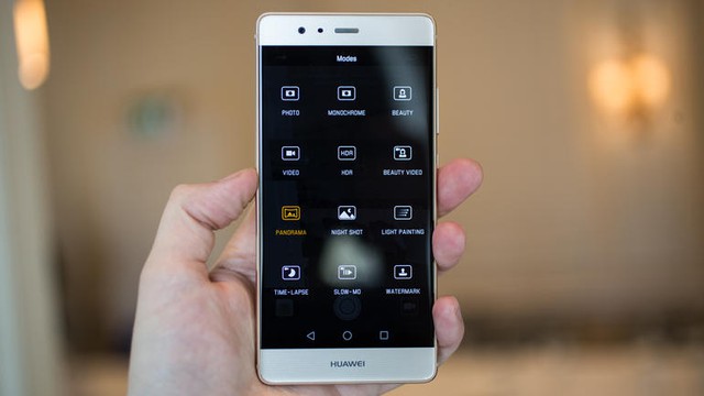  Huawei đang vượt mặt Apple với chiến lược smartphone cao cấp giá cả phải chăng. 