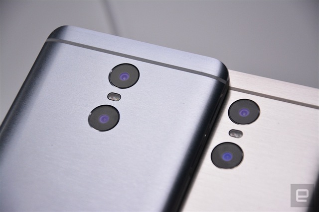  Cụm camera kép phía sau sử dụng cảm biến của Sony (phía trên) và Samsung (phía dưới) 