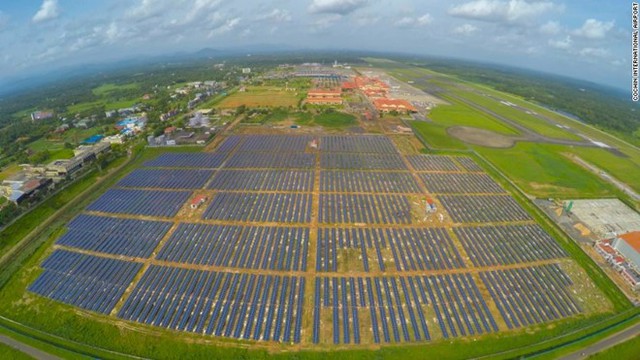  Nhà máy sản xuất quang năng của sân bay Cochin tọa lạc trên một bãi đất hoang gần cảng hàng hóa quốc tế. Ảnh: CNN 
