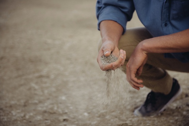 Bao lâu rồi bạn không ra biển và cảm nhận từng hạt cát luồn qua kẽ tay?