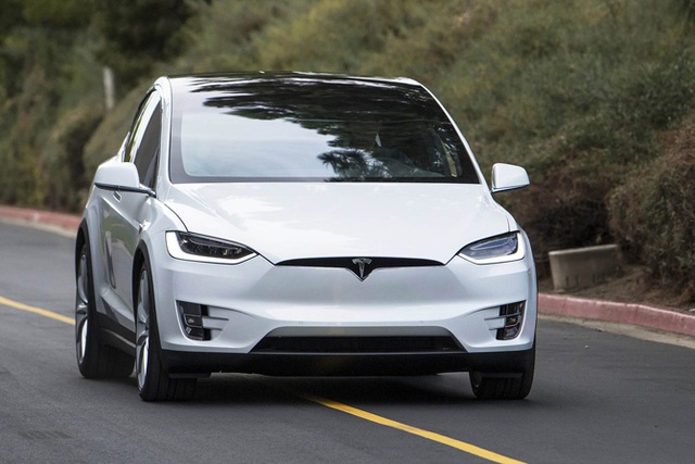Ngay cả khi ra mắt không mấy êm ả thì Model X cũng đã khiến các đối thủ của Tesla phải vội vã đuổi theo.